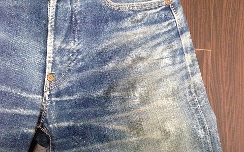 薄いブルーのリーとラングラーです